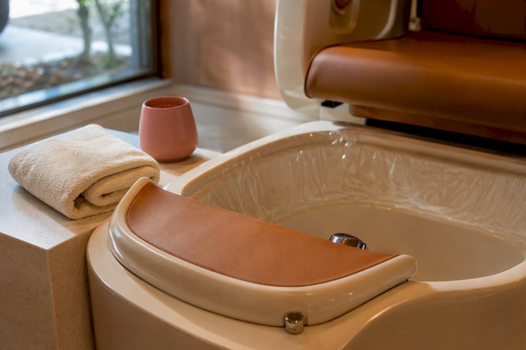 Clean pipeless pedicure basin