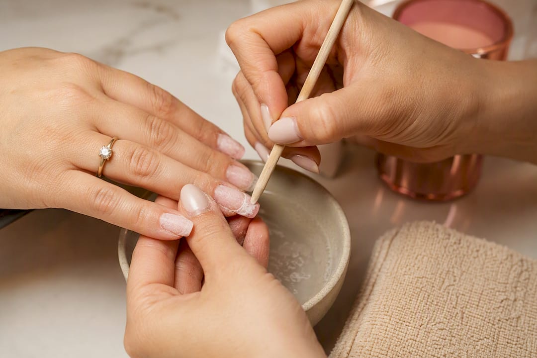Technician removing an existing dip powder set