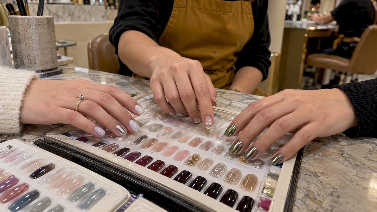 Tres manicuras festivas con acabados perlados, lechosos y multicolor