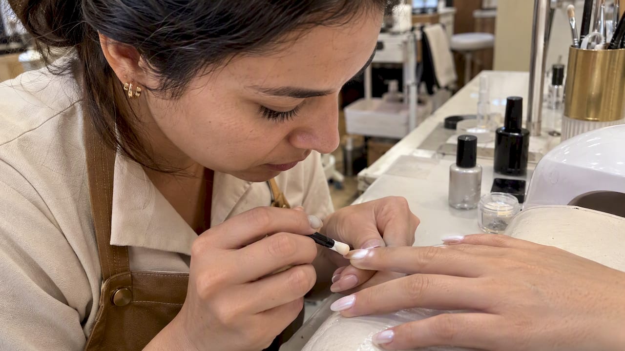 Técnica para aplicar polvo cromado sobre uñas translúcidas